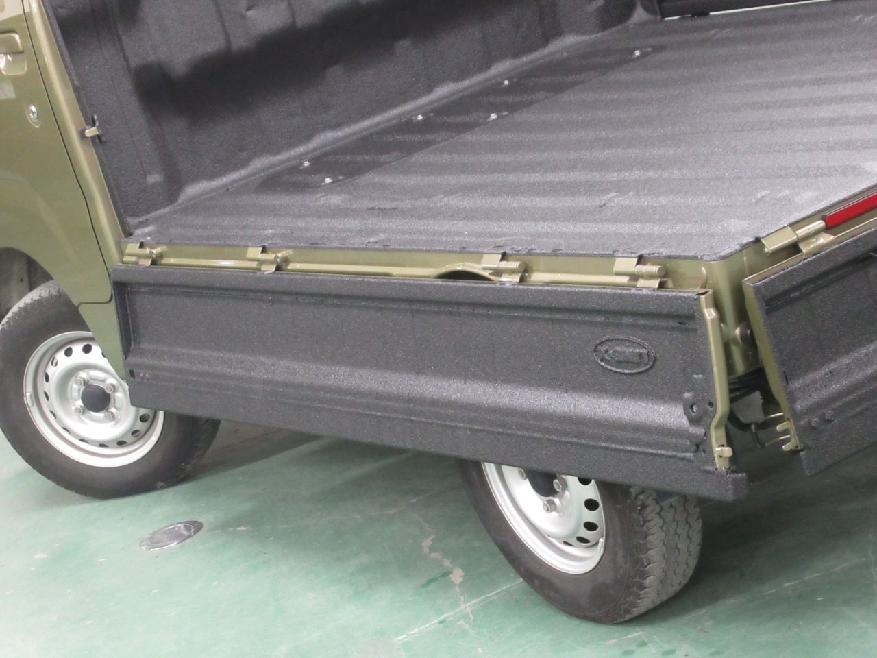ハイゼットトラック 荷台塗装のLINEXベットライナー塗装のご紹介♪｜LINEX 自動車部門 公式ブログ